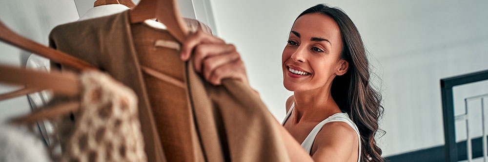 Hochwertige Schränke aus Naturmaterialien schmücken Ihr Schlafzimmer und strahlen eine beruhige Wirkung und Wärme aus.