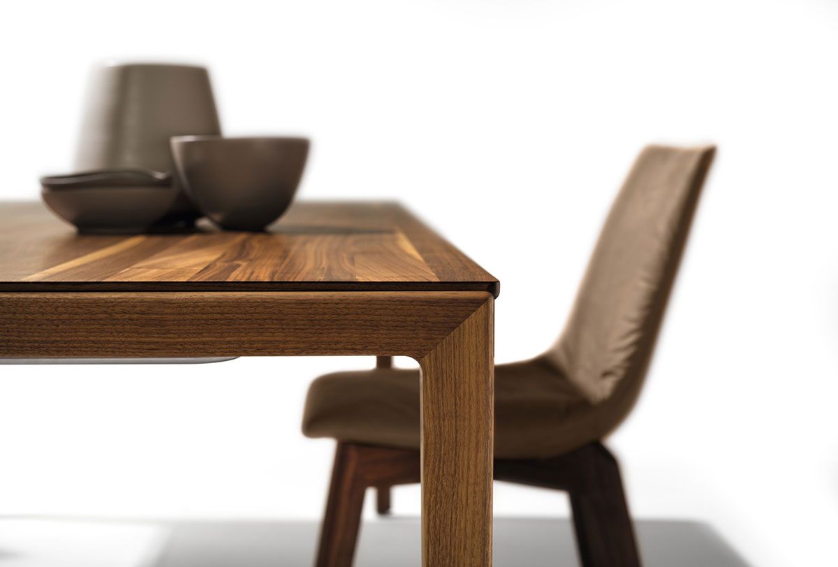 Esstisch Taso aus Holz von Team 7 mit passenden Stühlen und Eckbank